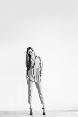 İnce moda ile beyaz arka plan üzerinde poz şık takım elbise modeli