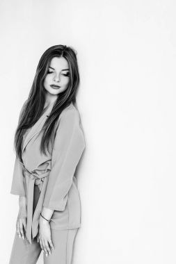 Siyah ve beyaz dikey şık kız portresi