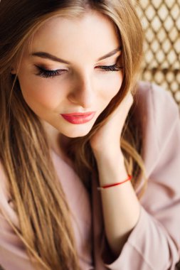 Güzel sarışın model ile büyük kirpik aşağı bakıyor