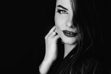 Kontrast portre portre koyu arka plan üzerinde güzel kadının