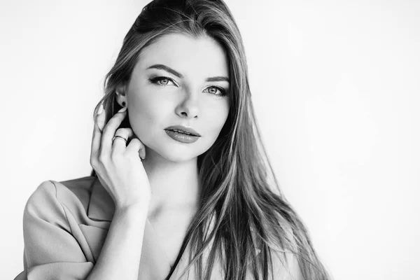 Elegante retrato de mujer joven en estudio sobre fondo blanco — Foto de Stock