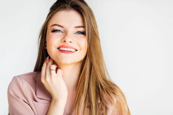 Szőke fiatal nő mosolyogva a fényképezőgép fehér háttér — Stock Fotó