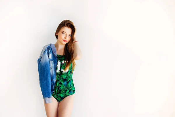 Hipster modelo chica rubia en traje de baño verde colorido en bac blanco —  Fotos de Stock