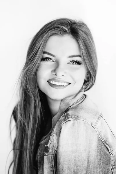 Retrato de una hermosa chica sonriente con chaqueta de mezclilla de cerca — Foto de Stock