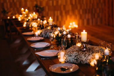 Zarif sofra unutma çiçek ve c ile dekore edilmiş