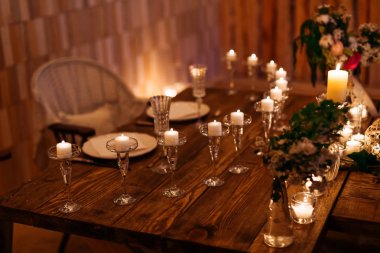 Plaka çevreleyen masa süslemeleri ayarla şişe mumlar