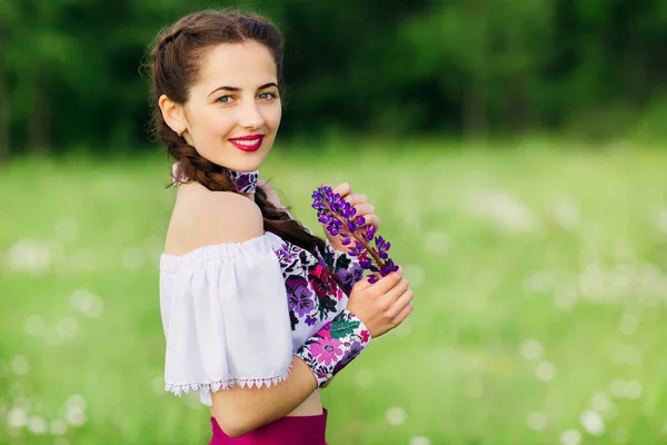 Pretty ukrainian girl with naked shoulder smiling and holding lu — Stock Photo, Image