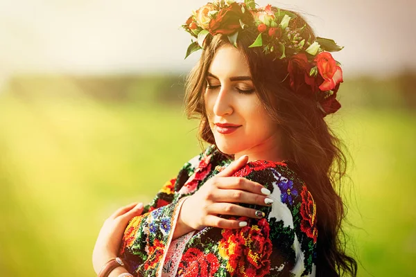 Piękna kobieta w gospodarstwie kolorowy ubiór ukraiński — Zdjęcie stockowe