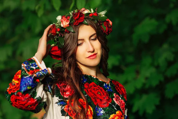 Piękna dziewczyna w kolorowe ukraiński tradycyjne tkaniny z wrea — Zdjęcie stockowe