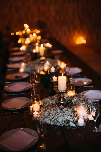 Evening table decorations with quiet atmosphere created by plent — Stock Photo, Image