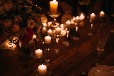 Satır üzerinde ahşap karanlık adam rahat atmosfer yaratan mum