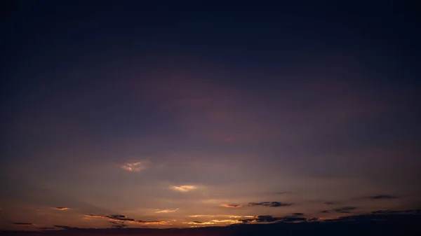 Vista minimalista do céu após o pôr do sol com gradiente suave — Fotografia de Stock