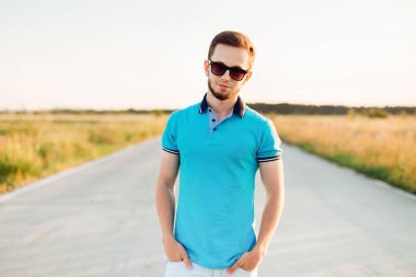 Mavi polo bir e cebinde onun elini tutarak şık adam