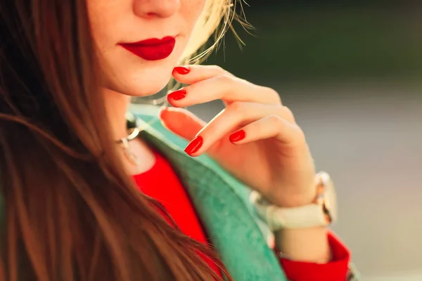 Stylisches Mädchen mit roten Lippen Nahaufnahme hält ihre Hand in der Nähe ihres Mundes — Stockfoto