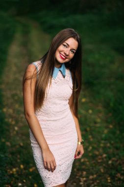 Kameraya gülümseyen güzel kız pozitifliği, ifade. Neşeli 