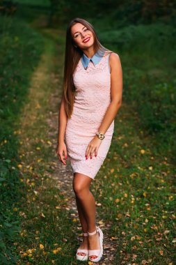 Uzun sarı saçlı genç kadın portresi Önden Görünüm