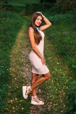 Güzel portresi gülümseyen genç Kafkas kadın uzun ile ha