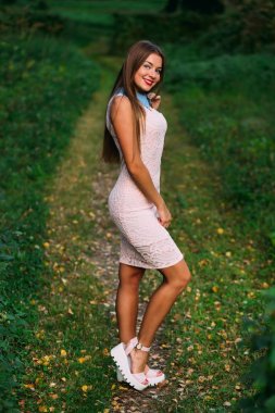 Bir dr uzun saçlı güzel gülümseyen genç kadın portresi