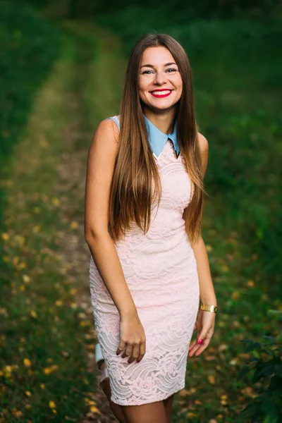 Hermosa chica rubia oscura expresando positividad y sonriendo a c — Foto de Stock