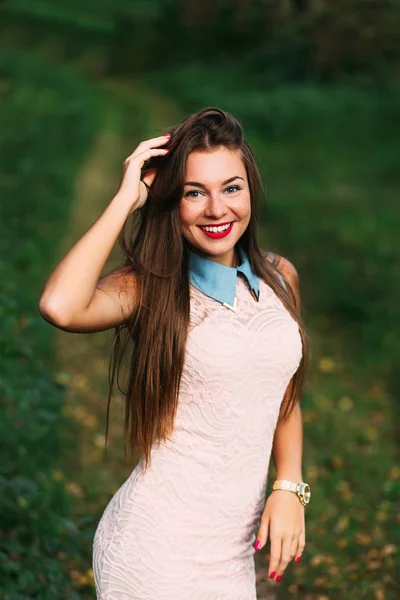 Joven hermosa mujer expresando positividad, sonriendo a la cámara , — Foto de Stock