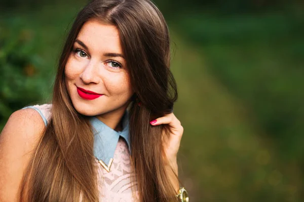 Ritratto di timida e premurosa adolescente dall'aspetto femminile e sorridente — Foto Stock