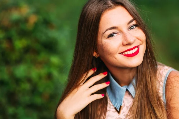 Güzel modern kadın elbiseli uzun saçlı. Gülümseyen kız e