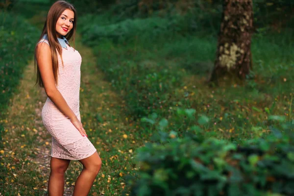 Menina elegante nova com figura incrível no fundo verde — Fotografia de Stock