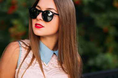 Gülümseyen ve cam önünde poz güzel bir kız portresi