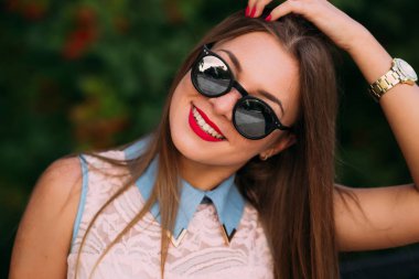 Şaşırtıcı gülümseme ile büyüleyici genç kızın yakın çekim ve ha uzun