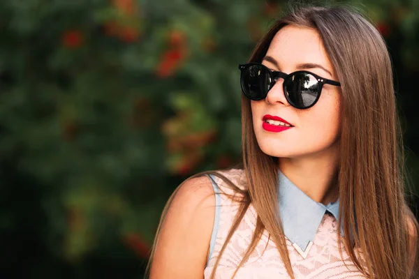 Retrato de hermosa joven sonriente con el pelo largo con su — Foto de Stock