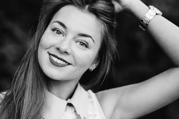 Vértes egy szép boldog mosolygó fiatal nő portréja — Stock Fotó
