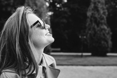 Neşeyle gülümseyen uzun saçlı çekici mutlu kız