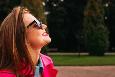 Mutluluk, tatil, duygular kavramı. Güzel kız gülen o