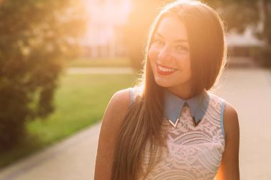 Mutluluk, tatil, duygular kavramı. Güzel kız gülen o