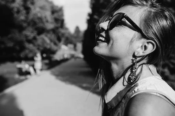 Jovem alegre e feliz rindo de perto. Retrato emocional — Fotografia de Stock