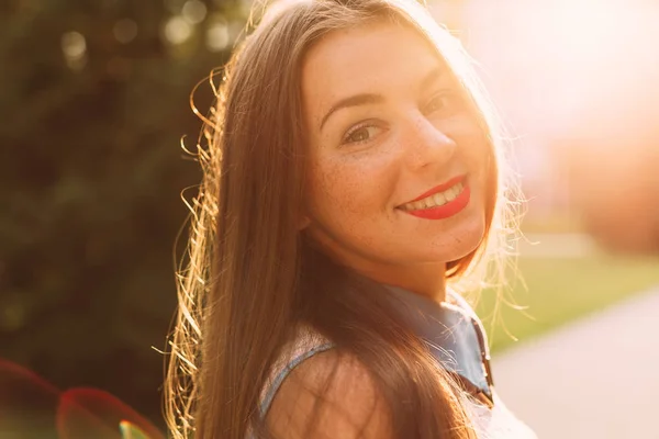 Retrato de una joven modelo rubia iluminada desde atrás por la luz del sol — Foto de Stock