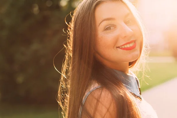Πορτρέτο του νεαρό χαμογελαστό κορίτσι με φακίδες φωτίζονται από πίσω από — Φωτογραφία Αρχείου