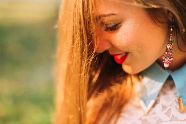 Primer plano de una hermosa chica con el pelo largo — Foto de Stock