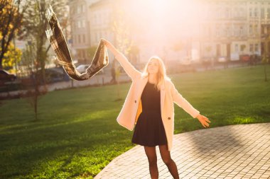 Atlama ve onun eşarp gündoğumu üzerinde güzel eski şehirde atma neşeli kadın