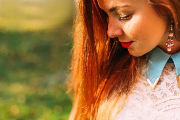 Mooie Vrouw Met Lang Haar Sproeten Verlicht Door Warme Zon — Stockfoto