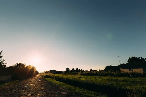 Sonnenuntergang auf leerer Dorfstraße — Stockfoto