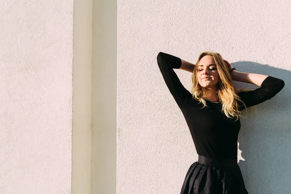 Belle Jeune Femme Appréciant Lumière Été Près Mur Blanc — Photo