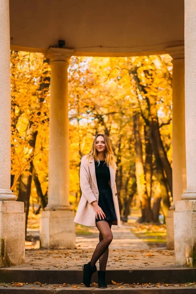 Belle Femme Posant Pour Caméra Près Des Colonnes Dans Parc — Photo