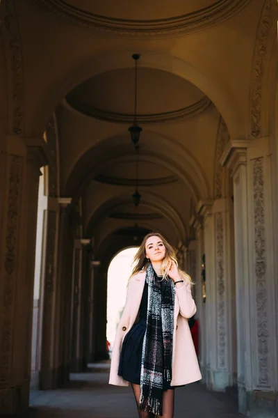 Beautiful Girl Looking Camera Standing Old Archway — Stock Photo, Image