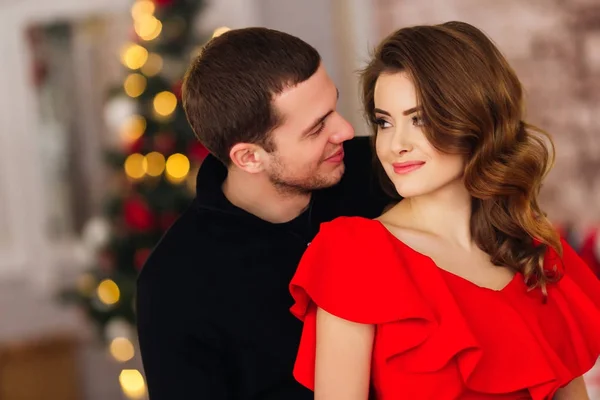 Nice couple looking at each other's eyes on a new year eve — Stock Photo, Image