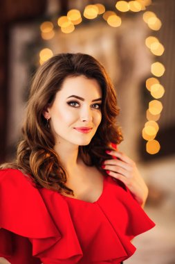 Re ile Noel Kırmızı elbiseli genç güzel bir esmer kadın