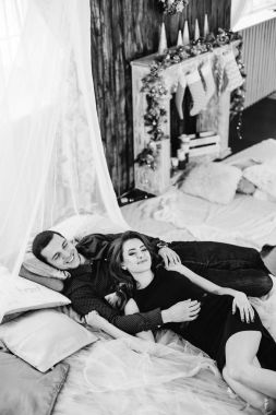 Olumlu ve tutkulu bir çift yakınındaki fi yatakta yatıyor