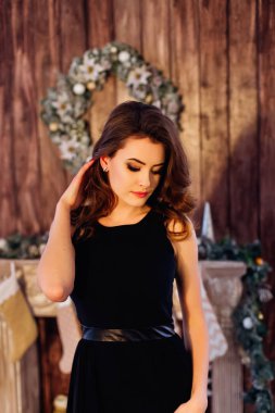 Güzel esmer kendini yeni yıl önce kış gecesi hugs. 