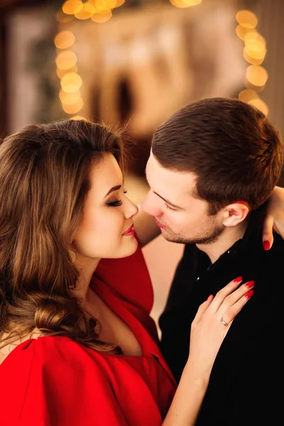 Elegante casal abraçando e beijando. Relacionamento, felicidade, amor — Fotografia de Stock