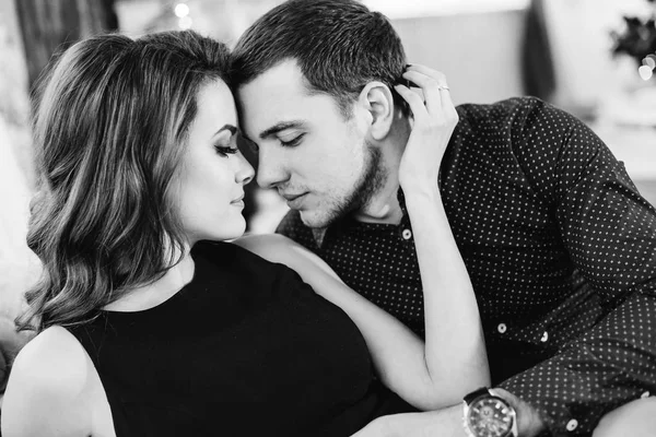 Ternamente beijando casal, preto e branco — Fotografia de Stock